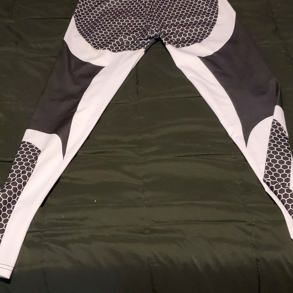 Black & White Geometric Leggings, M - Picture 2 of 6